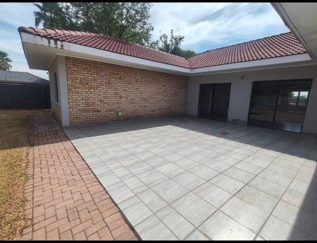 3 BEDROOM TOWNHOUSE RENTED IN ARCON PARK